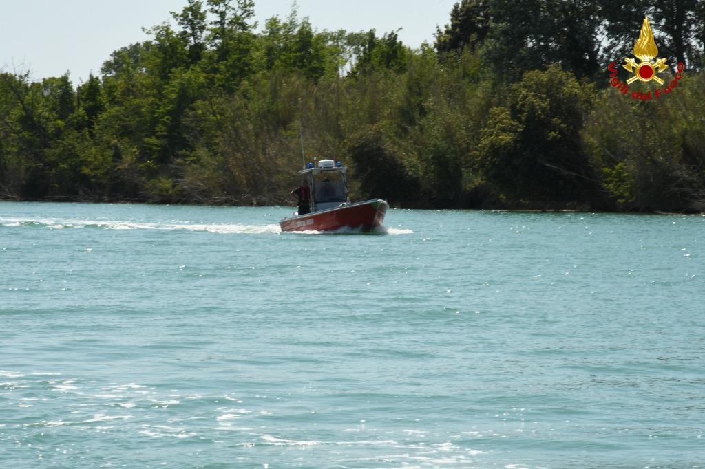 Immagine per Si perde nella laguna di Grado in canoa, paura per una turista